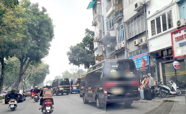 Xe hợp đồng trá hình chạy tuyến cố định chạy trên nhiều tuyến phố ở Hà Nội.