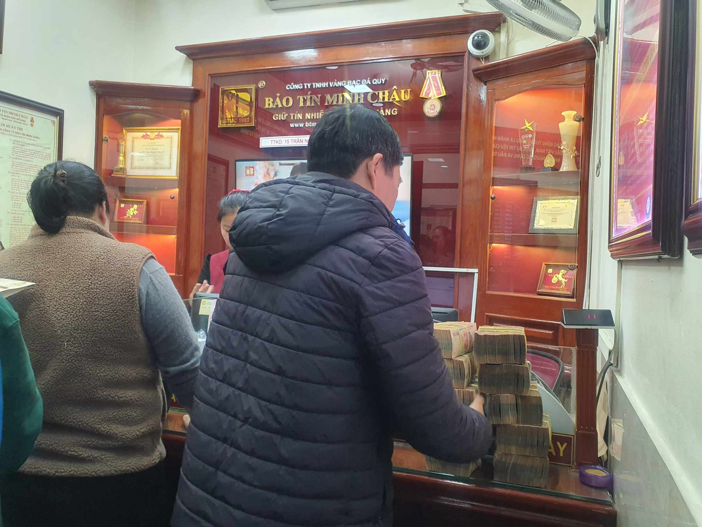 Người dân xếp tiền mặt thanh toán để chờ lấy vàng.