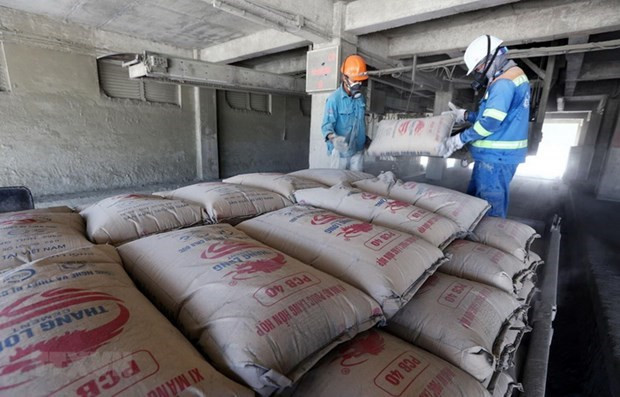 Nhiều nhà máy xi măng phải dừng hoạt động vì khó tiêu thụ đầu ra.