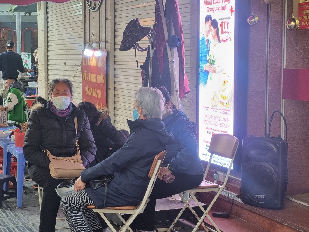 Người dân đợi mua vàng trước 9h sáng 26/12 trên phố vàng Trần Nhân Tông (ảnh: Ngọc Mai).