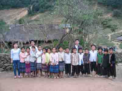 Thầy trò học sinh háo hức với hoa đào