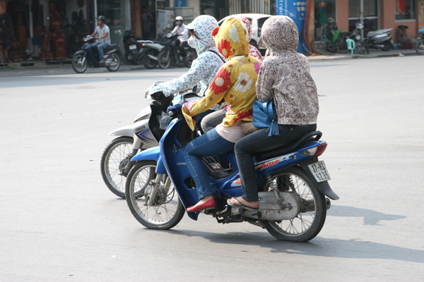 Hơn 4 giờ chiều nắng vẫn chói chang, đường phố vẫn rực rõ màu mè và hoa văn của áo chống nắng