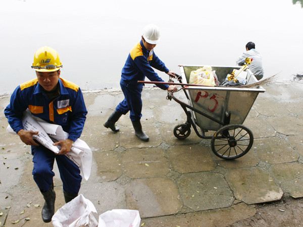 Công nhân Cty VSMT Hà Nội thu gom rác