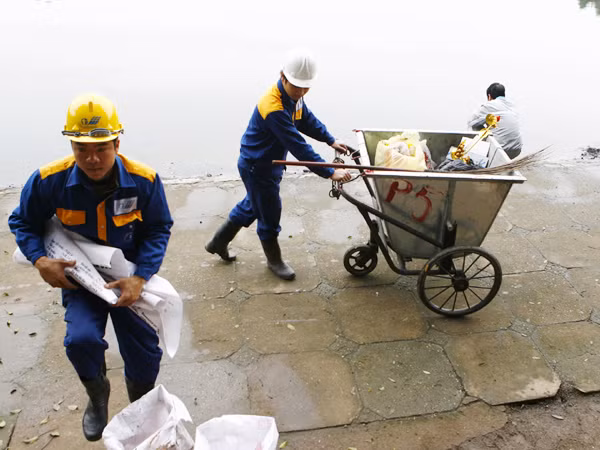 Công nhân Cty VSMT Hà Nội thu gom rác