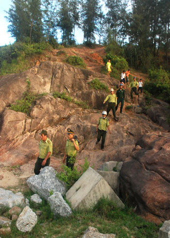 Trong buổi chiều đi săn, gần 100 người đã bủa khắp khu vực núi Đình rộng hơn 2 km2 và bờ biển nhưng không tìm thấy con thú. Căn cứ vào tình trạng chó nuôi bị tấn công thêm ở các làng khác, có nhiều dự đoán dã thú đã di chuyển dần từ Sơn Trà đến các vùng xung quanh