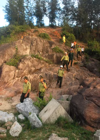 Trong buổi chiều đi săn, gần 100 người đã bủa khắp khu vực núi Đình rộng hơn 2 km2 và bờ biển nhưng không tìm thấy con thú. Căn cứ vào tình trạng chó nuôi bị tấn công thêm ở các làng khác, có nhiều dự đoán dã thú đã di chuyển dần từ Sơn Trà đến các vùng xung quanh