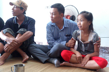 Cháu Quỳnh bên ngồi bên cạnh ân nhân của đời mình - chú Nguyễn Quốc Khánh