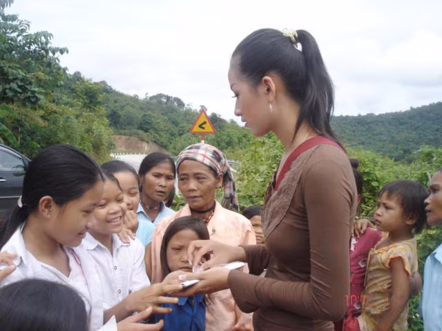 HHVN Mai Phương Thúy đến với bà con dân tộc Mã Liềng ở Quảng Bình