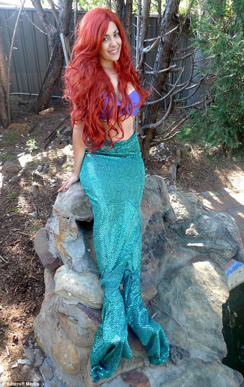 Hầu hết váy áo, phụ kiện cô đều tự làm tại nhà. Thế nên trong vòng 1 năm với 365 y phục khác nhau, số tiền cô tiêu tốn chỉ khoảng 400 AUD