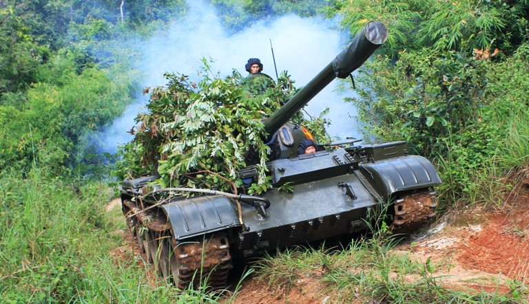 Uy dũng băng qua các mỏm đồi núi hiểm trở