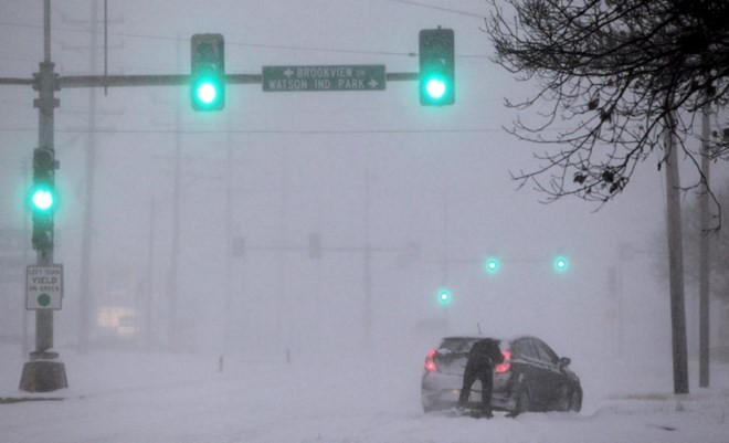 Một người bị kẹt tại đường Watson ở bang St. Louis. (Nguồn: AP). Một người bị kẹt tại đường Watson ở bang St. Louis. (Nguồn: AP)