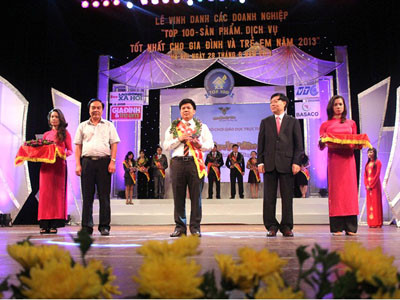 Ông Nguyễn Ngọc Thuỷ - Tổng Giám đốc Egame lên nhận Giải thưởng. Ông Nguyễn Ngọc Thuỷ - Tổng Giám đốc Egame lên nhận Giải thưởng