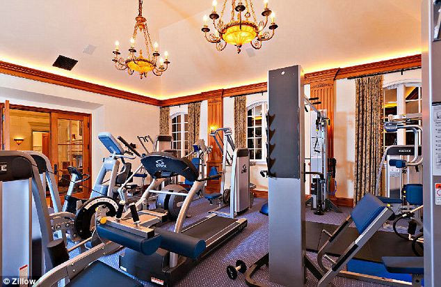 Phòng tập của ngôi biệt thự có đầy đủ dụng cụ tập