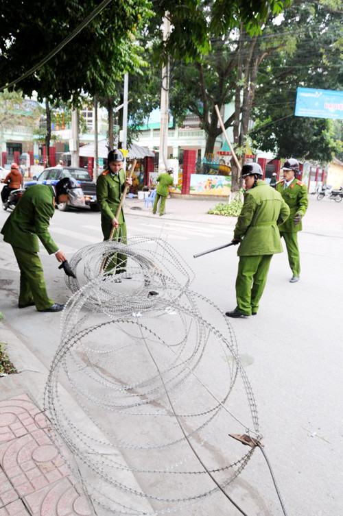Gần 6h, công tác chuẩn bị cho phiên tòa được triển khai. Con đường dẫn đến tòa án được giăng dây thép gai và đặt biểm cấm. Nhiều người dân tỉnh Bắc Giang đến tòa án từ rất sớm Người nhà chủ tiệm vàng bên di ảnh của ba nạn nhân. Lê Văn Luyện được áp giải tới phiên tòa. Luyện bước xuống xe, được bảo vệ nghiêm ngặt. Bị cáo Luyện nhoài người ra sau tìm người thân. Các bị cáo tại phiên tòa (mặc áo xanh). Bố Luyện (bên trái) quay mặt sang nhìn con trai... Hàng trăm người dân tụ tập ngoài tòa án để theo dõi diễn biến phiên tòa.