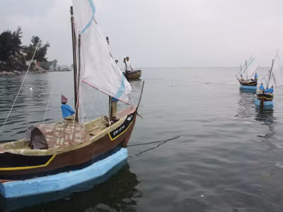 Thuyền hình nhân ra biển	Ảnh: Nam Cường 