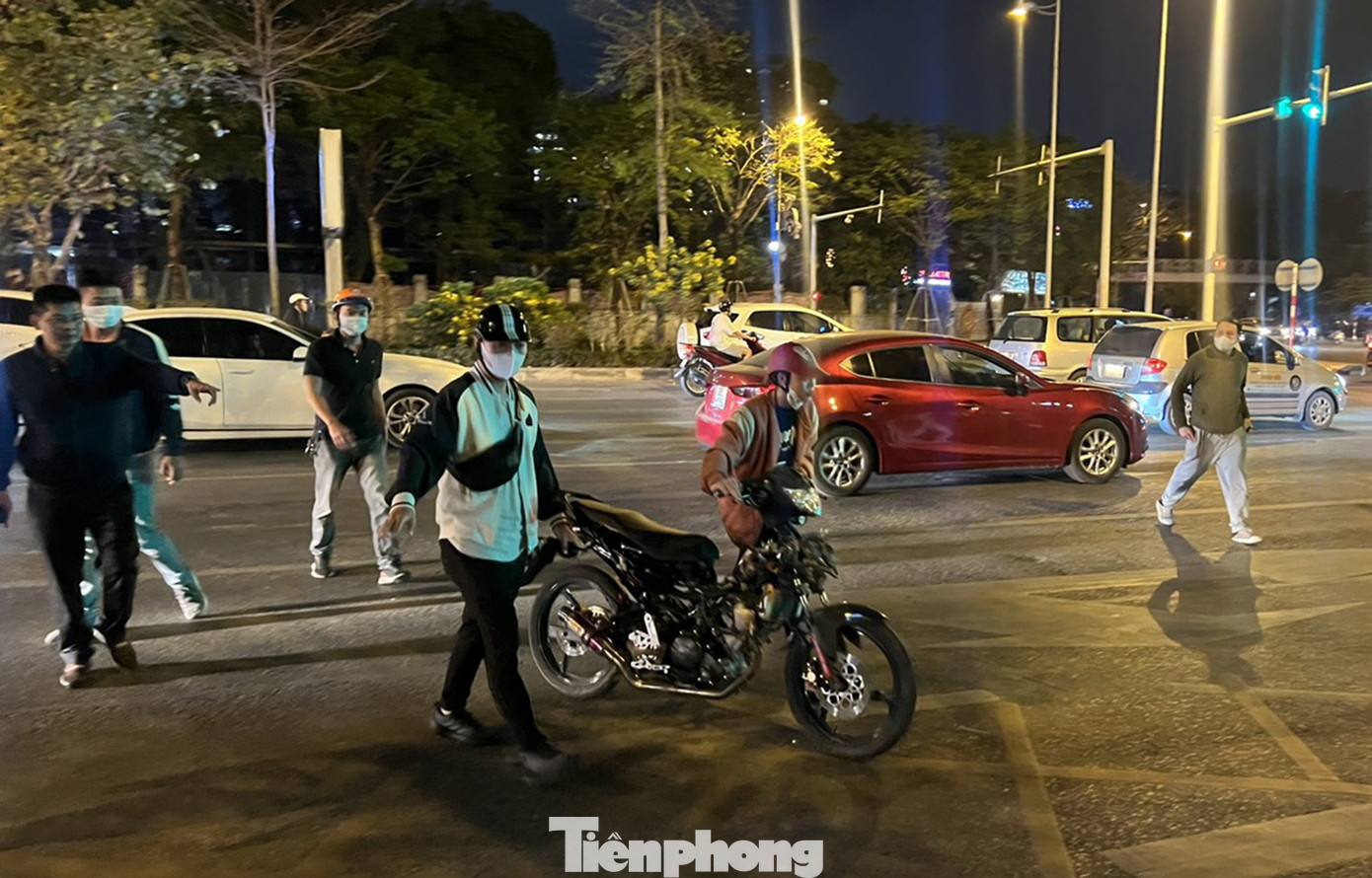 Những chiếc xe độ bị dừng kiểm tra.