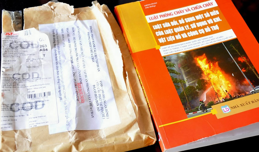 Các đối tượng lừa đảo bán sách, tài liệu PCCC&amp;CNCH. Ảnh minh họa.