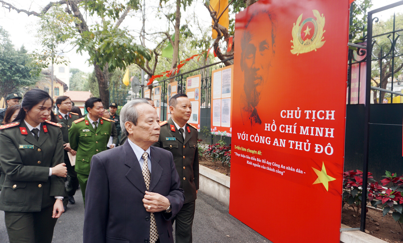 Qua đó, động viên, khích lệ cán bộ, chiến sĩ phát huy truyền thống vẻ vang, vượt qua khó khăn, thử thách, thể hiện rõ nét vai trò nòng cốt, xung kích trong công tác bảo đảm an ninh, trật tự để thành công nối tiếp thành công, góp phần xây dựng Thủ đô và đất nước ngày càng phát triển, văn minh, giàu đẹp.