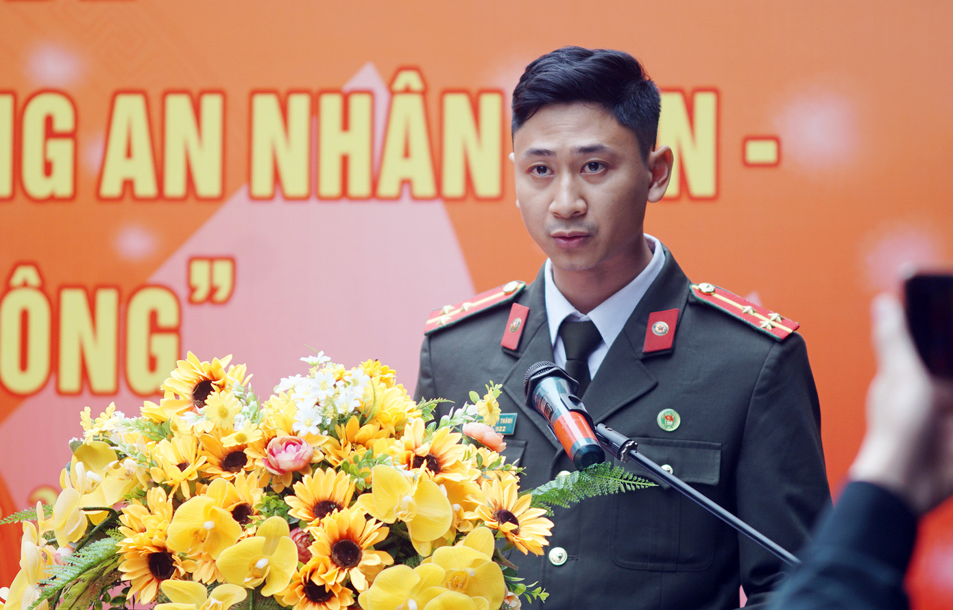 Bí thư Đoàn Thanh niên Công an quận Hai Bà Trưng phát biểu hưởng ứng tại triển lãm.