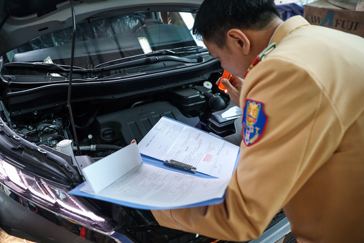 Hiện tại, cán bộ, chiến sĩ CSGT thực hiện ở các bước 1 và 2 trong dây chuyền kiểm định.