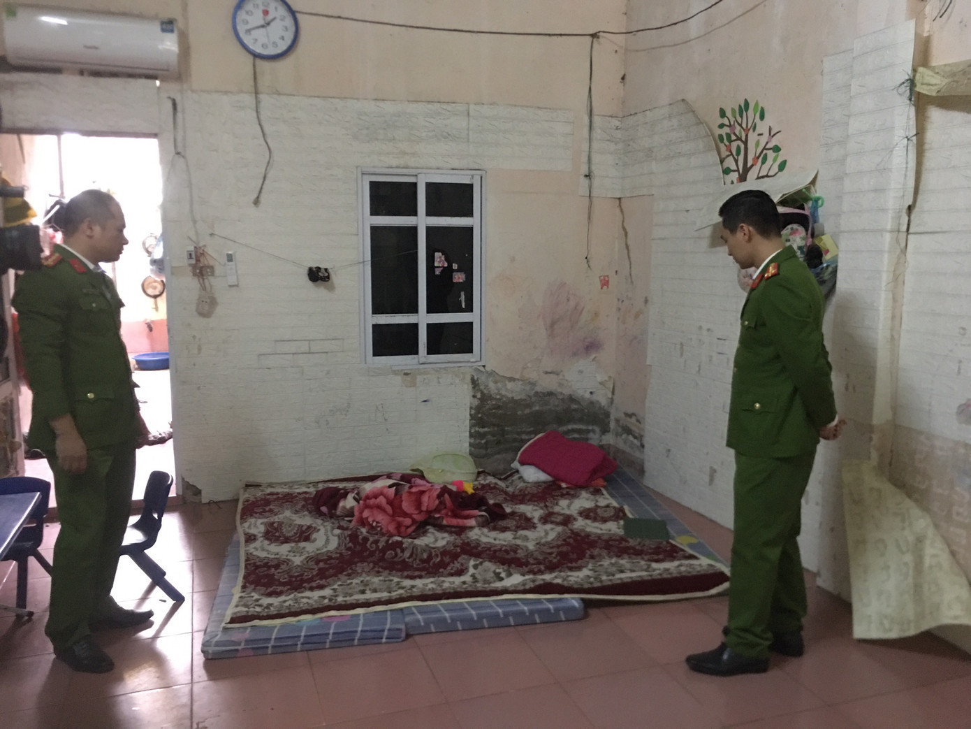 Bên trong nhà trẻ nơi các cháu bé được trông giữ.