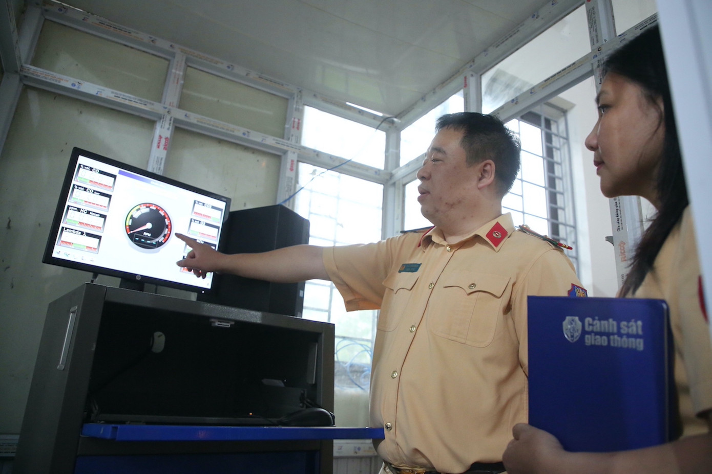 Còn theo lãnh đạo Cục Đăng kiểm Việt Nam, ngoài cán bộ, chiến sĩ Cục CSGT thì sẽ có lực lượng đăng kiểm của Bộ Quốc phòng sẽ hỗ trợ các trung tâm đăng kiểm.