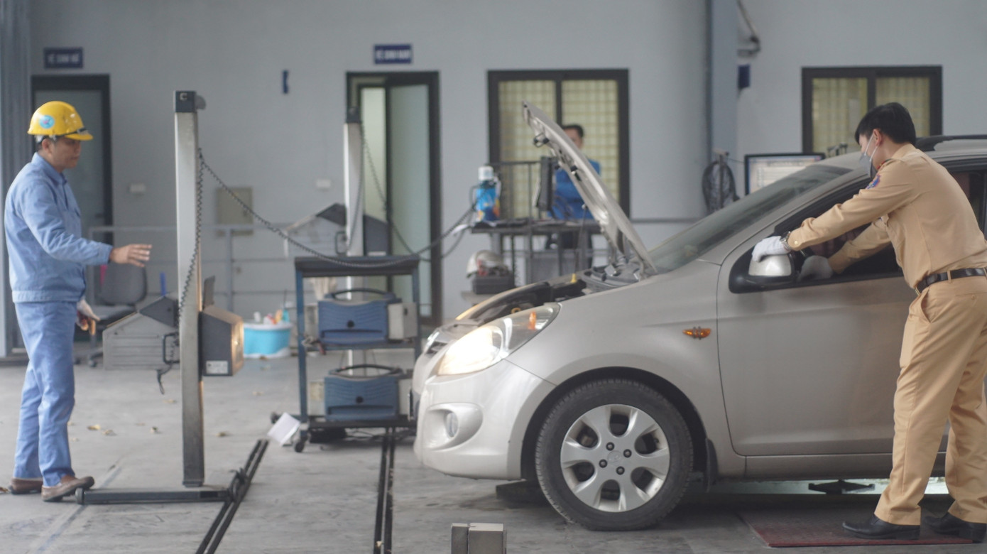 Anh Bùi Xuân Thế - đăng kiểm viên cho biết, phát số theo ngày sẽ tránh việc người dân bức xúc. Anh Bùi Xuân Thế - đăng kiểm viên cho biết, phát số theo ngày sẽ tránh việc người dân bức xúc.