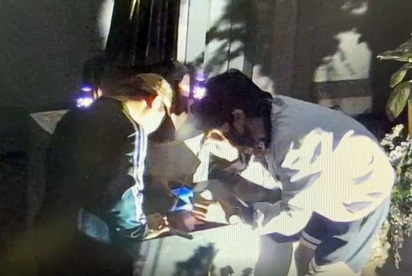 Hình ảnh các đối tượng dùng que dán băng dính lấy tiền bên trong hòm công đức.