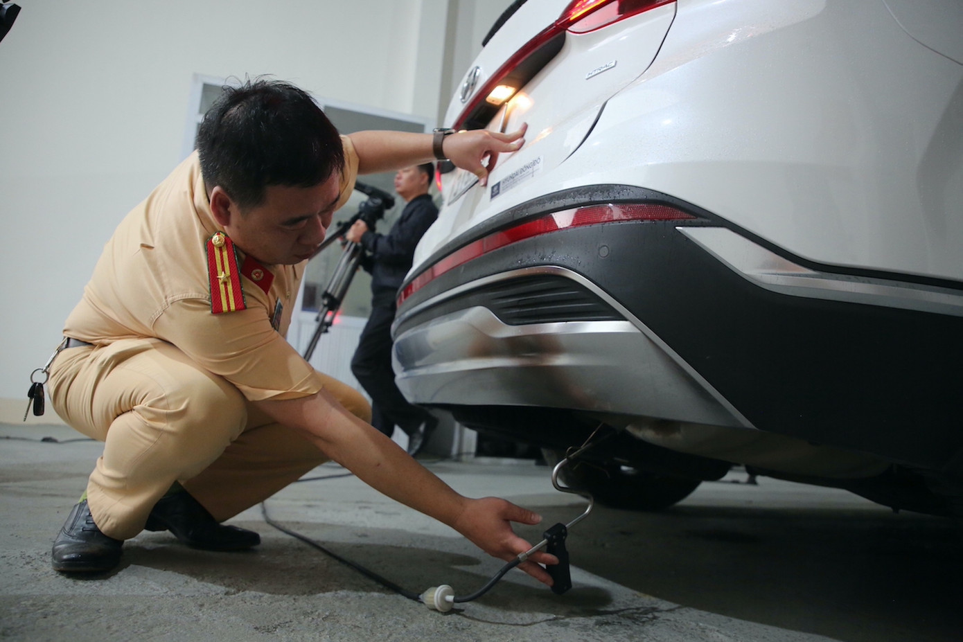 Thiếu tướng Lê Xuân Đức - Cục phó Cục CSGT cho biết, 30 cán bộ, chiến sĩ CSGT đến các trung tâm đăng kiểm ở Hà Nội để làm nhiệm vụ sẽ giải quyết tình trạng ùn ứ phương tiện.