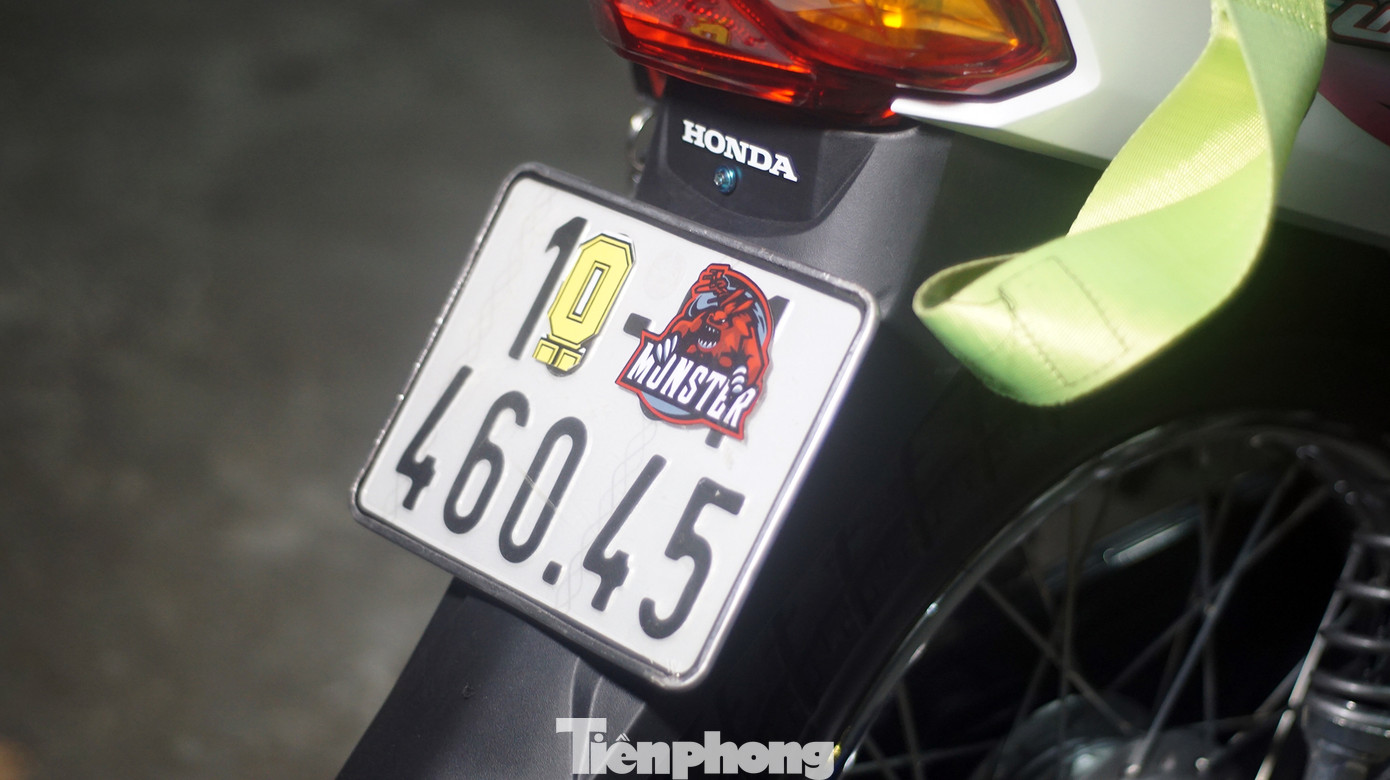 Xe của thanh niên tên C. dán lấp phần biển số.