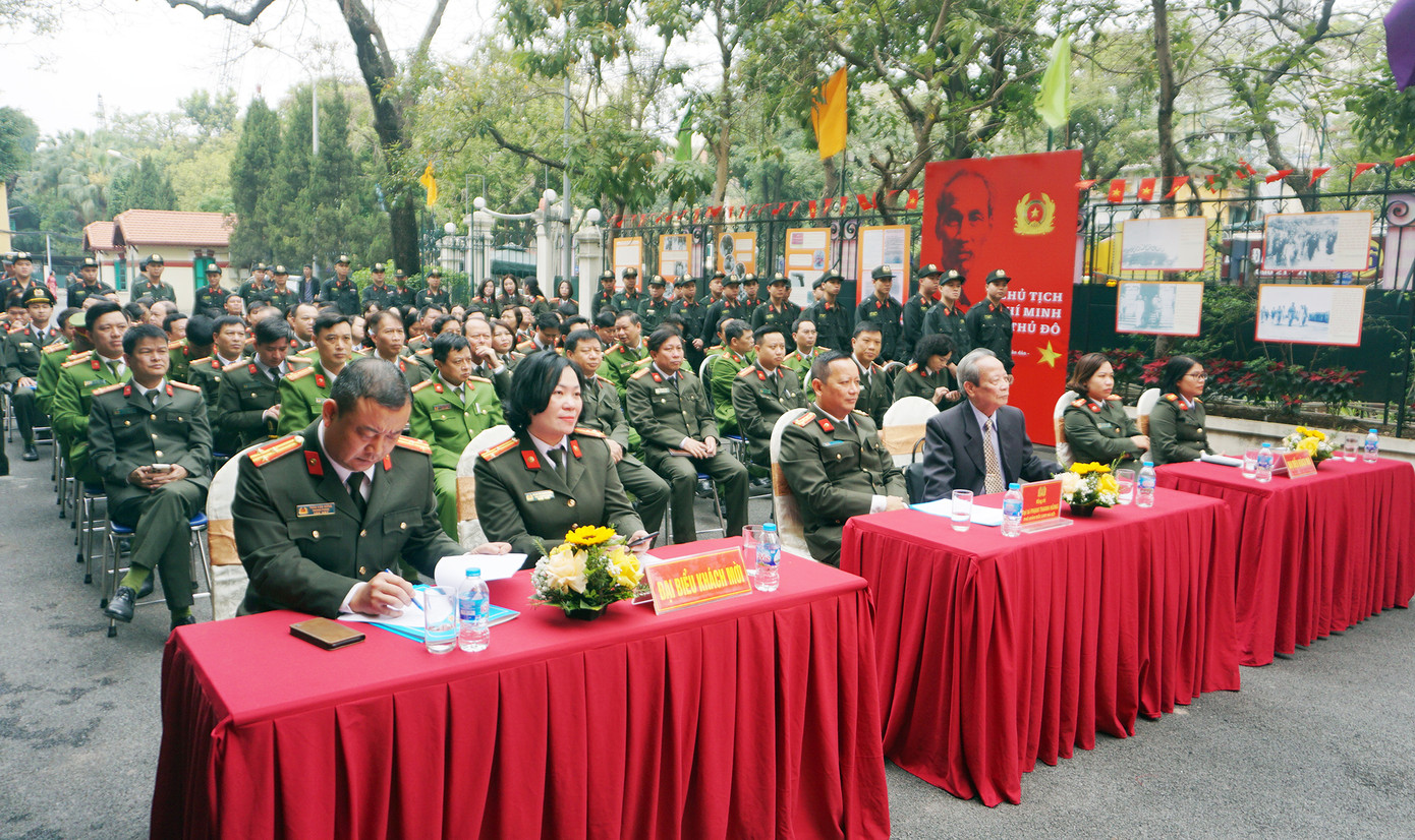 Đến dự khai mạc triển lãm có đại diện Bộ Công an; đại tá Phạm Thanh Hùng - Phó Giám đốc Công an TP Hà Nội; đại diện Bảo tàng Công an nhân dân và các vị khách mời...