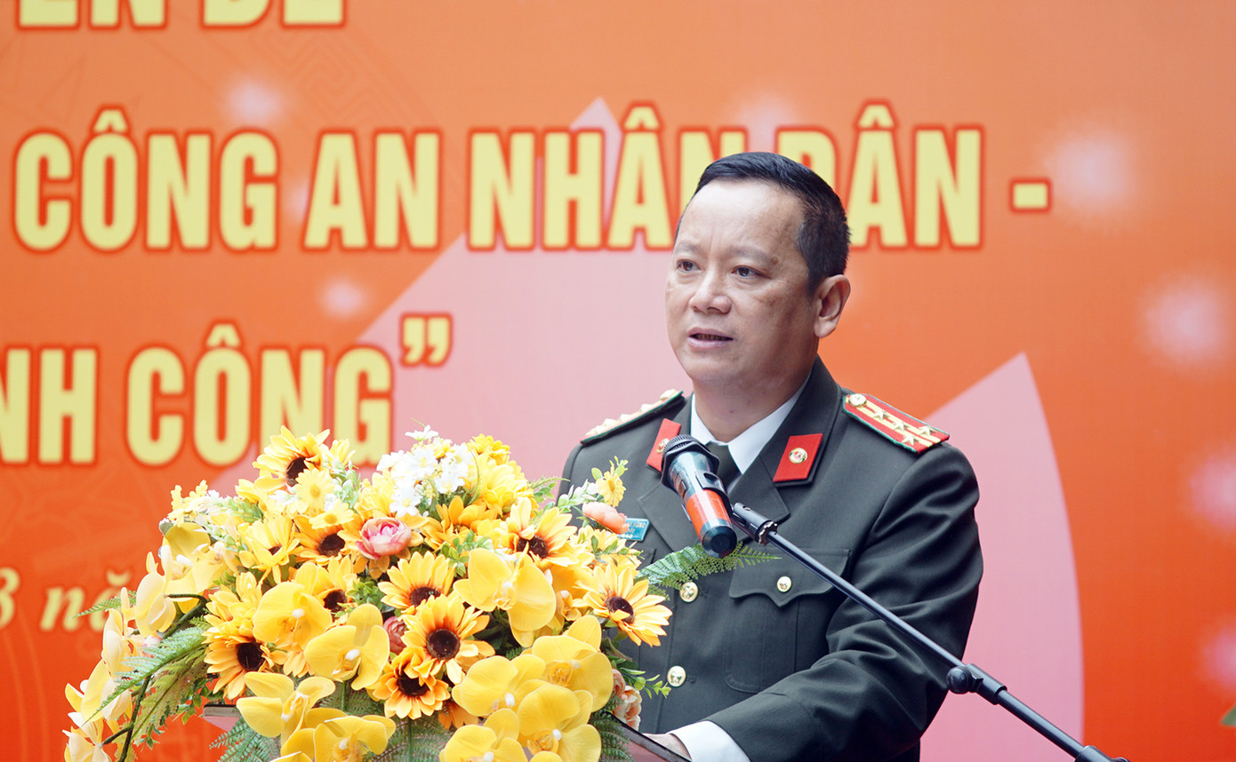 Phát biểu khai mạc triển lãm, đại tá Phạm Thanh Hùng - Phó Giám đốc Công an TP Hà Nội cho biết, triển lãm “Thực hiện Sáu điều Bác Hồ dạy Công an nhân dân - Khởi nguồn của thành công” với 5 chủ đề cụ thể, gần 300 tư liệu hình ảnh chân thực, có ý nghĩa lịch sử, thực tiễn sâu sắc nhằm tuyên truyền, giáo dục sâu rộng trong cán bộ, chiến sĩ và thế hệ trẻ về Sáu điều Bác Hồ dạy Công an nhân dân và truyền thống vẻ vang của lực lượng Công an Thủ đô anh hùng…