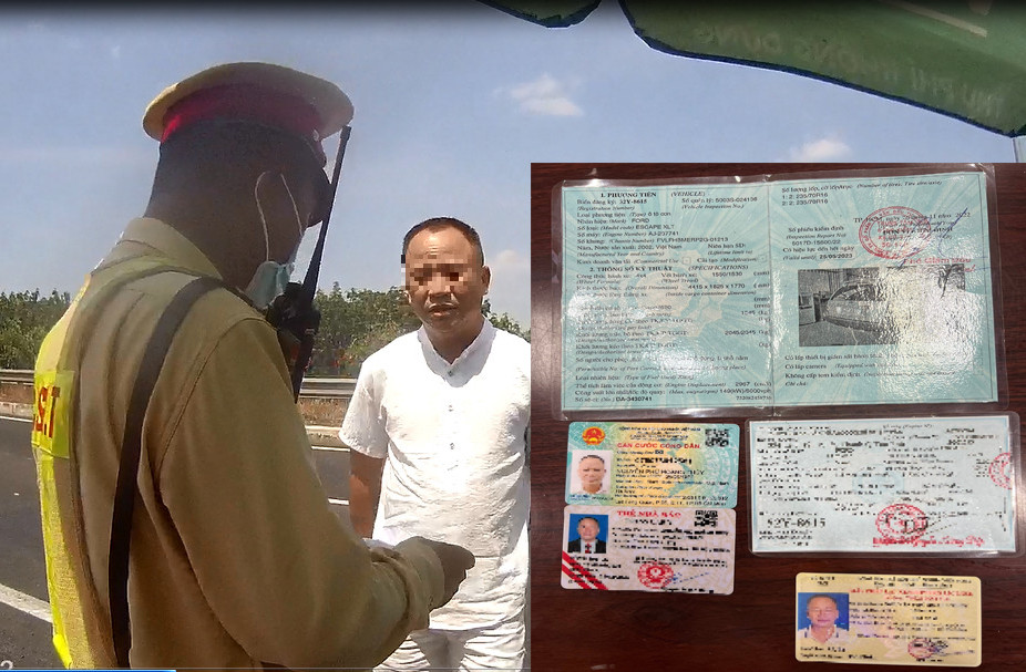 Lực lượng CSGT làm việc với tài xế.