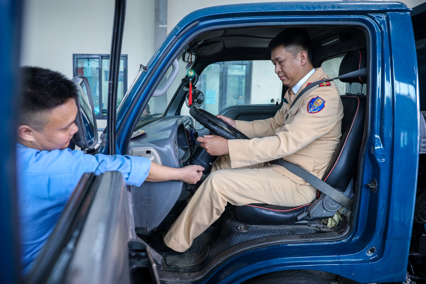 Theo một cán bộ CSGT, các công đoạn kiểm định xe dân sự khá tương đồng với đăng kiểm xe công an do đó công việc được triển khai ngay khi được điều động đến trung tâm đăng kiểm. "Tôi đã có nhiều năm làm công tác đăng kiểm trong ngành công an nên công việc cũng không gặp khó khăn, chỉ khác là kiểm định nhiều phương tiện khác nhau hơn" - vị cán bộ CSGT cho biết.