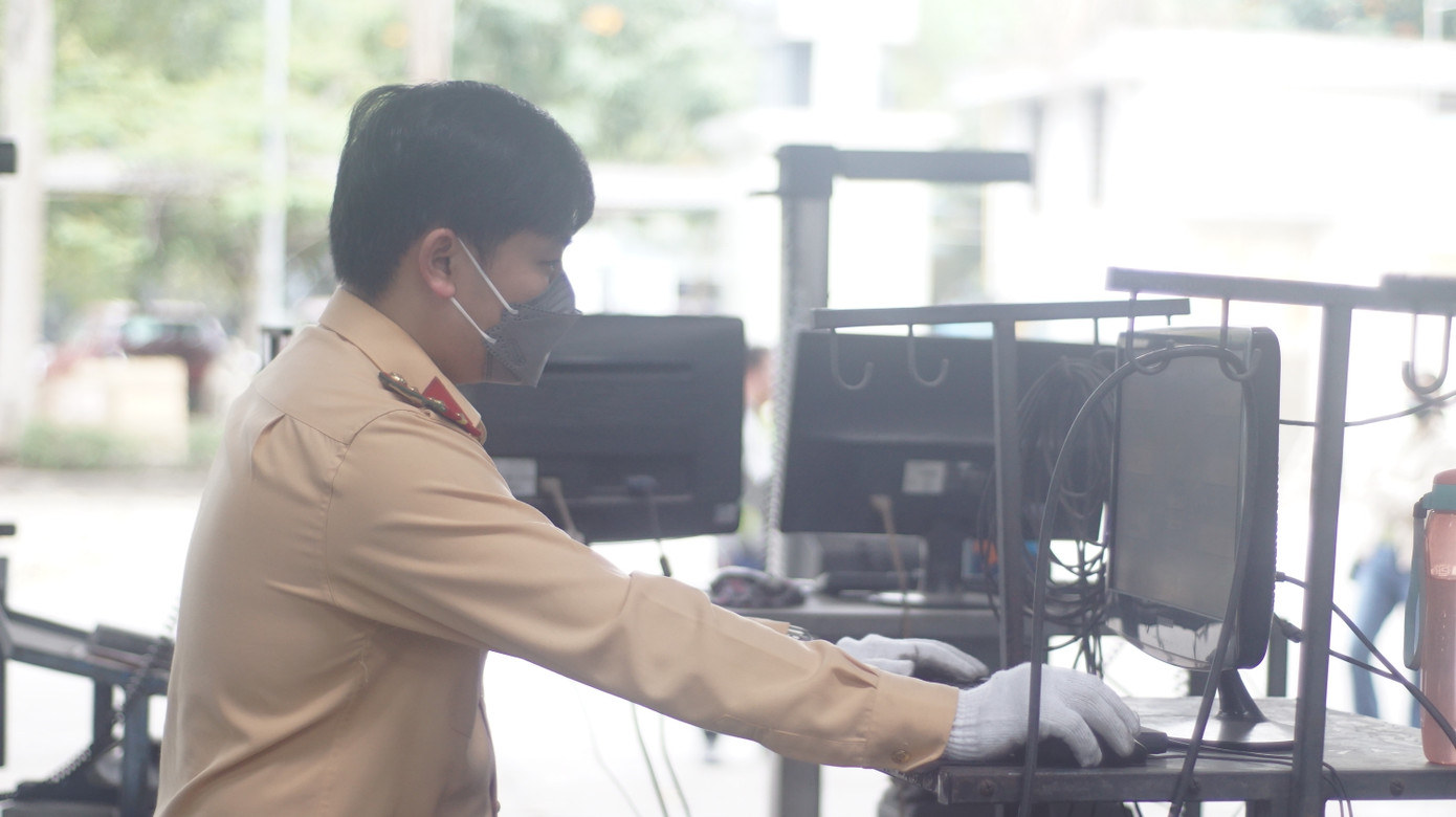 Còn theo đại uý Dương Danh Tuấn - cán bộ đăng ký xe PC08 Công an tỉnh Bắc Ninh nói, công việc hôm nay phối hợp với đăng kiểm viên kiểm tra hệ thống lái, gầm và khí thải, ánh sáng... Còn theo đại uý Dương Danh Tuấn - cán bộ đăng ký xe PC08 Công an tỉnh Bắc Ninh nói, công việc hôm nay phối hợp với đăng kiểm viên kiểm tra hệ thống lái, gầm và khí thải, ánh sáng...