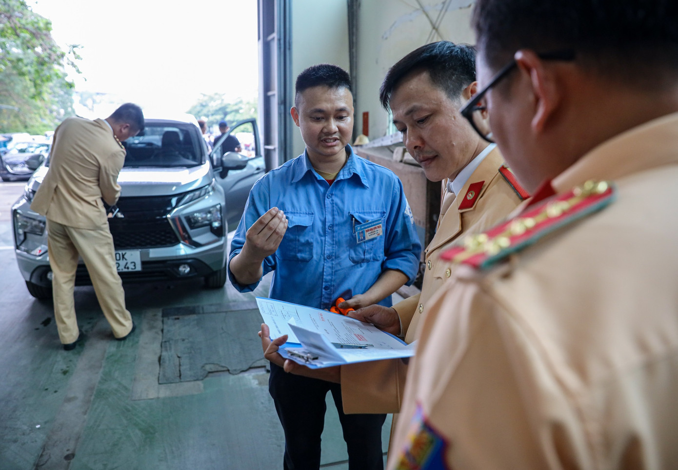 Trước đó, sáng 11/3, Cục Đăng kiểm Việt Nam đã tiếp nhận 30 cán bộ, chiến sĩ CSGT, sau đó phân bổ về các trung tâm đăng kiểm đang còn hoạt động để đẩy nhanh quá trình đăng kiểm, tránh tình trạng quá tải.