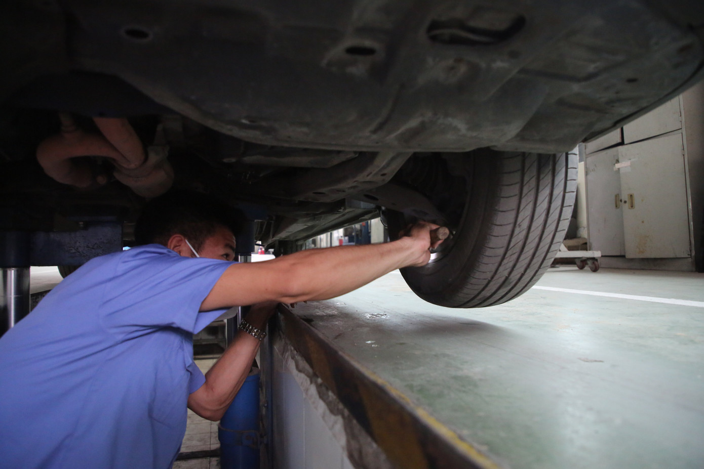 Một số phần kiểm định phương tiện vẫn do cán bộ trung tâm đăng kiểm thực hiện.