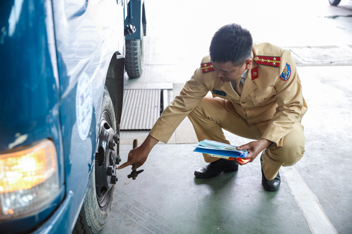 Sau khoảng 30 phút trao đổi với các đăng kiểm viên tại trung tâm và làm quen với dây chuyền kiểm định, các cán bộ CSGT đã triển khai làm nhiệm vụ.