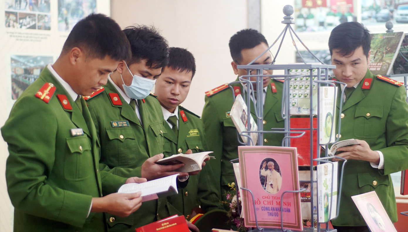 Các chiến sĩ trẻ thuộc Công an TP Hà Nội tham quan tại triển lãm.