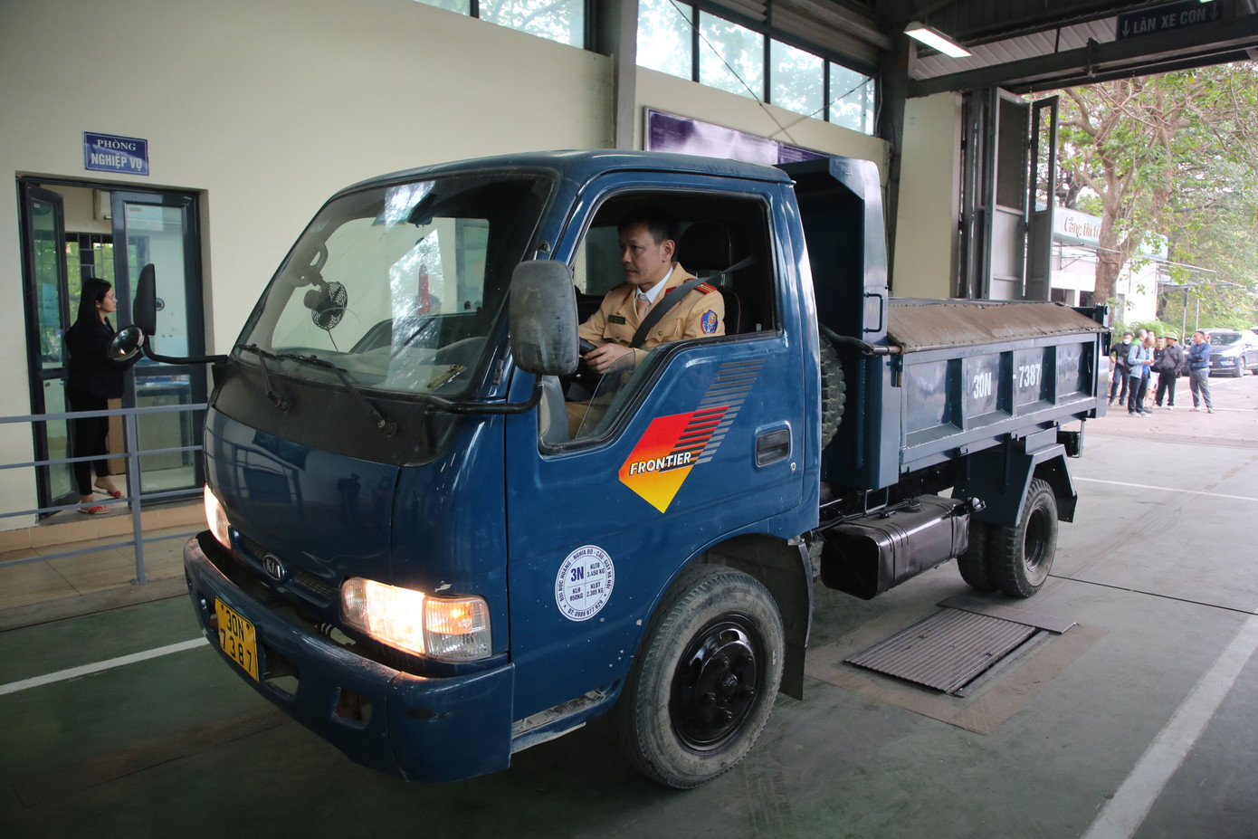 Chiều 11/3, 30 cán bộ, chiến sĩ CSGT bắt đầu tới 10 trung tâm đăng kiểm đang hoạt động ở Hà Nội để hỗ trợ đăng kiểm ô tô.