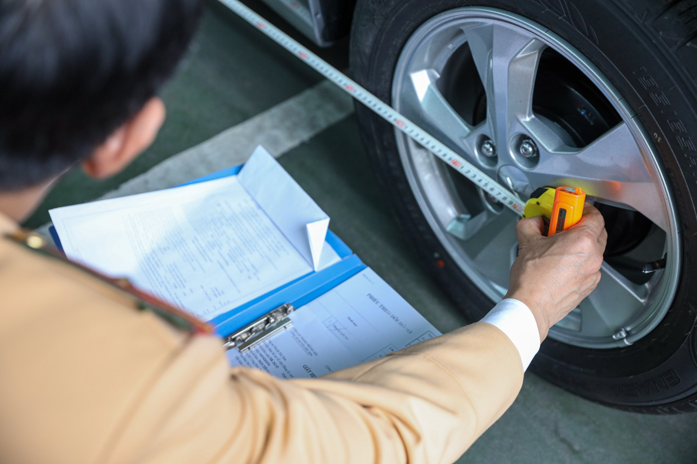 Tại Trung tâm đăng kiểm 29-03S trên đường Lê Quang Đạo (Mỹ Đình, Nam Từ Liêm, Hà Nội), được tăng cường 4 cán bộ, chiến sĩ CSGT để vận hành thêm 1 dây chuyền kiểm định.