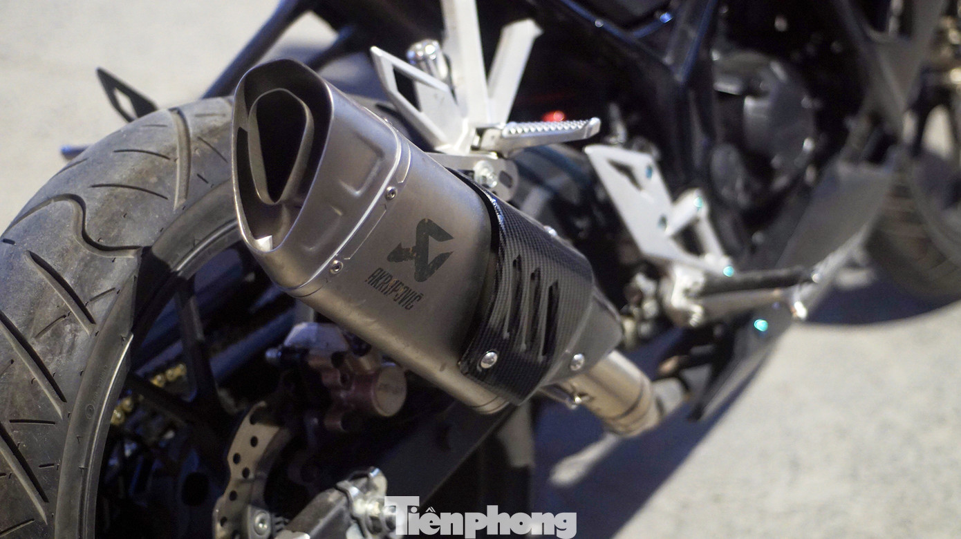 Những thanh niên độ pô xe chỉ vì nghe tiếng thấy hay.