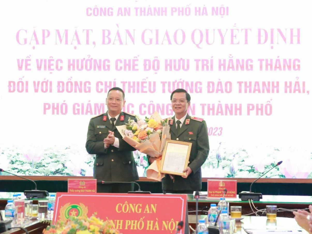 Tại buổi lễ, đại tá Phạm Thanh Hùng – Phó Bí thư Đảng ủy, Phó Giám đốc Công an TP Hà Nội trao quyết định, tặng hoa Thiếu tướng Đào Thanh Hải. Tại buổi lễ, đại tá Phạm Thanh Hùng – Phó Bí thư Đảng ủy, Phó Giám đốc Công an TP Hà Nội trao quyết định, tặng hoa Thiếu tướng Đào Thanh Hải.
