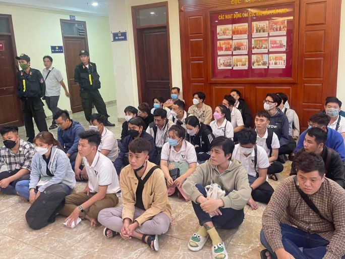 Cảnh sát khám xét làm việc với các đối tượng liên quan. Ảnh: M.H Cảnh sát khám xét làm việc với các đối tượng liên quan. Ảnh: M.H