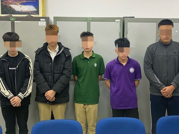 Nhóm thanh thiếu niên tại cơ quan công an.