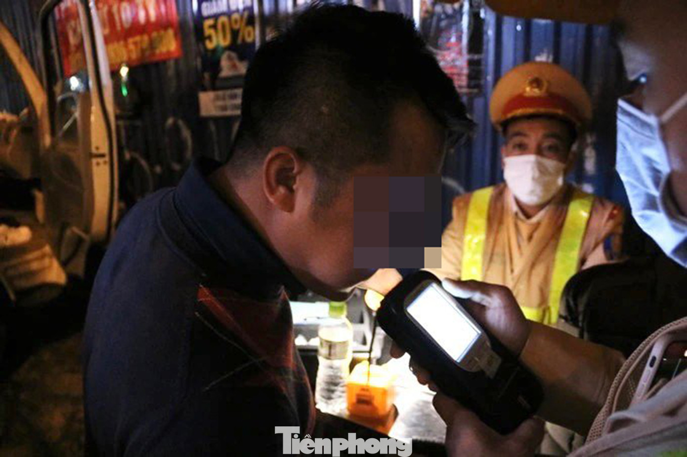 Lực lượng CSGT kiểm tra nồng độ cồn tài xế. Lực lượng CSGT kiểm tra nồng độ cồn tài xế.