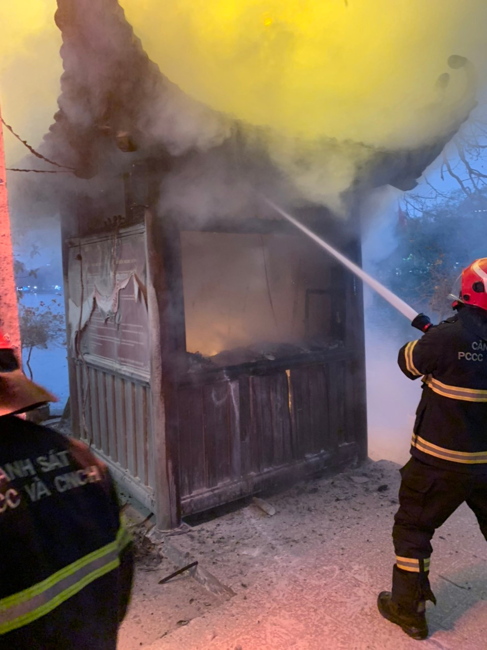 Lực lượng chữa cháy dập lửa.