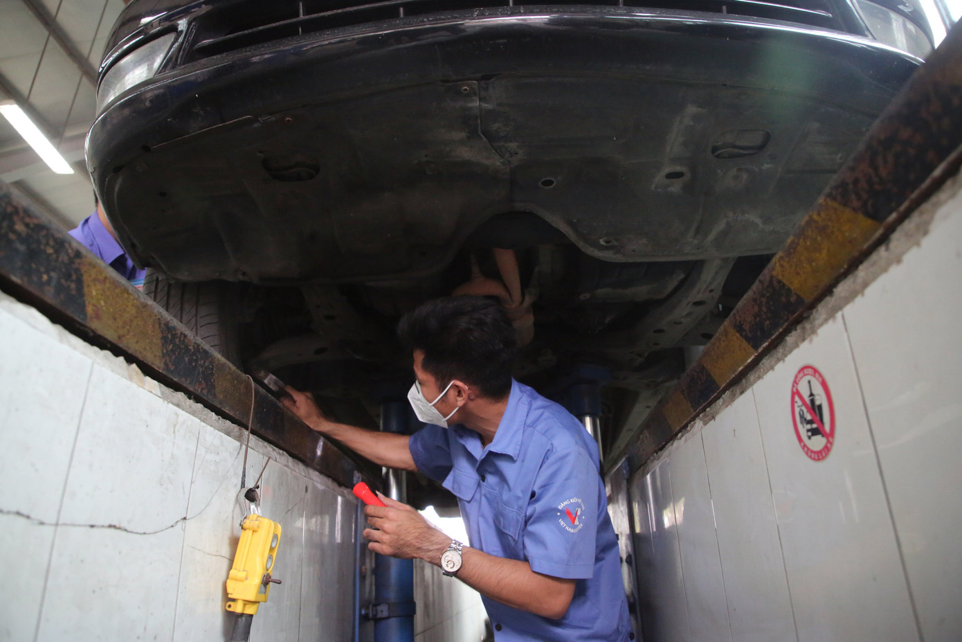 Kiểm tra phía dưới gầm xe.