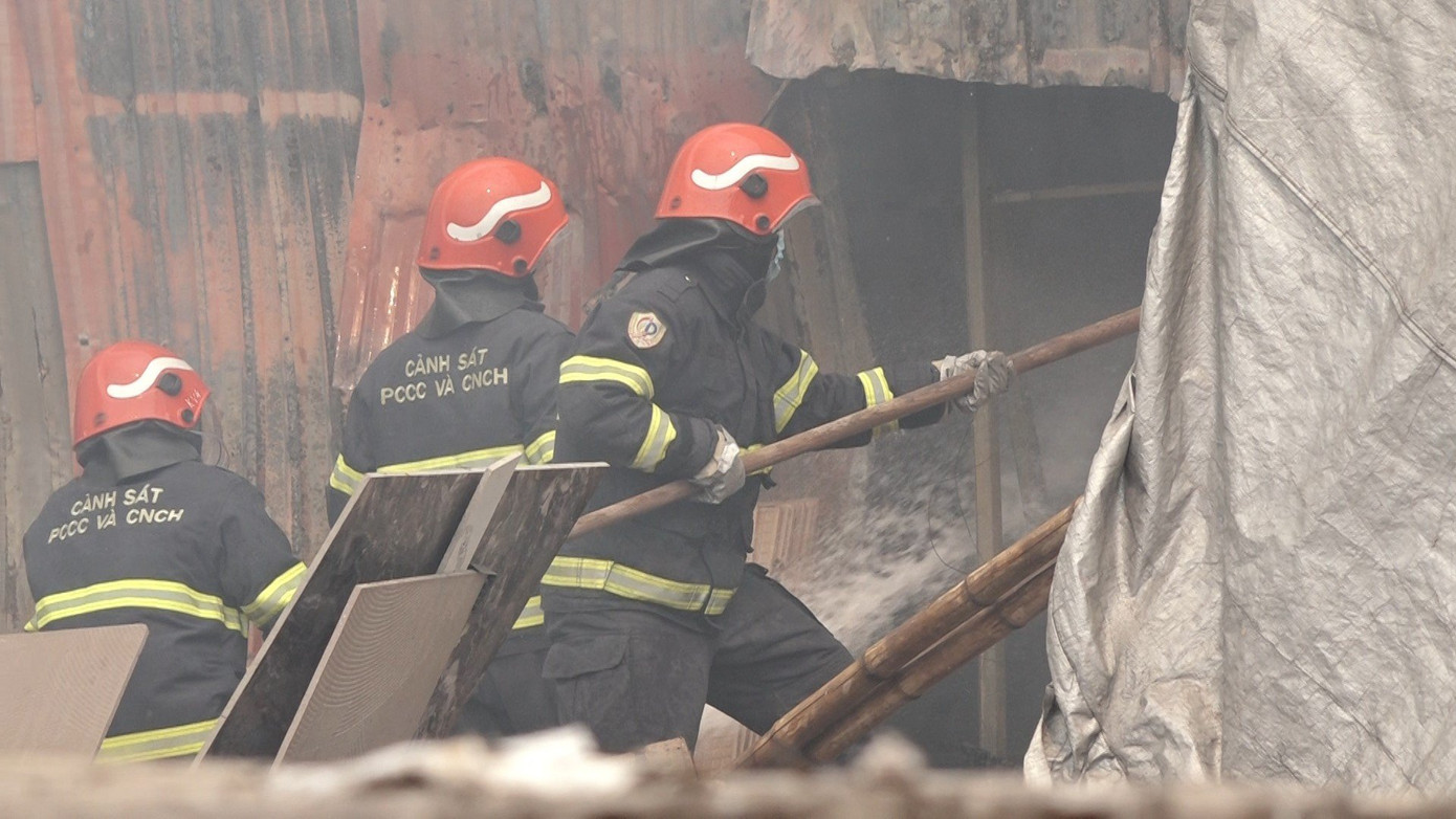 Lực lượng chức năng dập lửa.