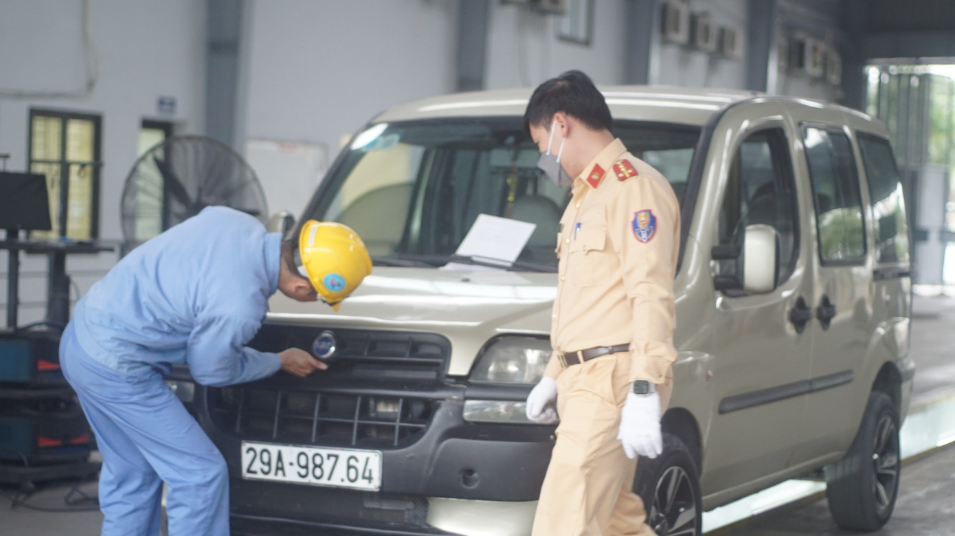 Các công đoạn kiểm định phương tiện có sự phối hợp giữa lực lượng CSGT và đăng kiểm. Các công đoạn kiểm định phương tiện có sự phối hợp giữa lực lượng CSGT và đăng kiểm.